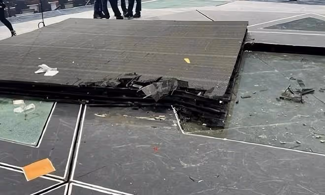 李啟言可以藉助外骨骼走完整個走廊,家人和女友激動落淚