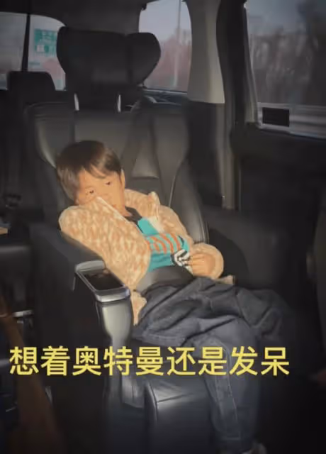 黃磊一家五口同框,小兒子撞臉劉昊然,9歲二女兒紅色指甲搶眼
