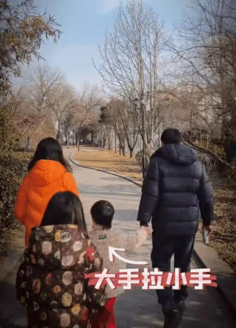 黃磊一家五口同框,小兒子撞臉劉昊然,9歲二女兒紅色指甲搶眼