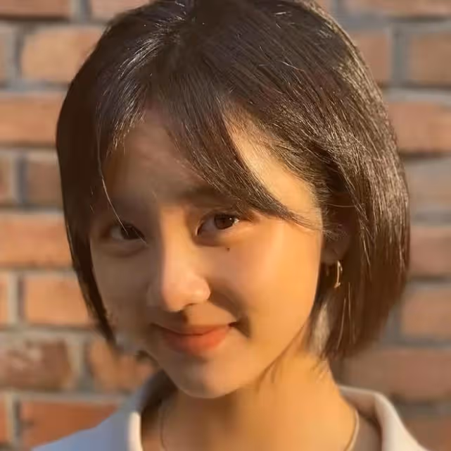 黃磊一家五口同框,小兒子撞臉劉昊然,9歲二女兒紅色指甲搶眼