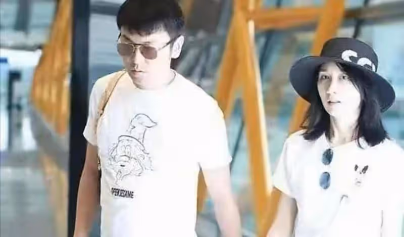39歲雷佳音與妻子現身三亞！身穿千元短袖太瀟灑，美女老婆身材好