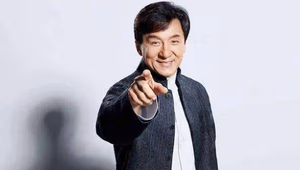 成龍親自送了一輛豪車給他，只因他幫大哥當了一次替身