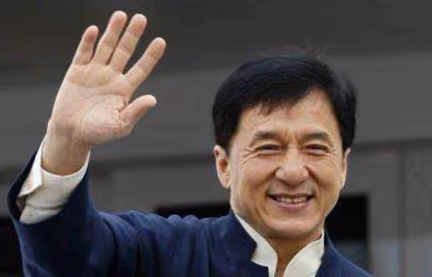 成龍親自送了一輛豪車給他，只因他幫大哥當了一次替身