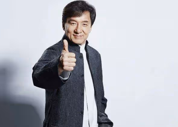成龍親自送了一輛豪車給他，只因他幫大哥當了一次替身