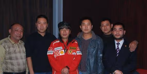 成龍親自送了一輛豪車給他，只因他幫大哥當了一次替身