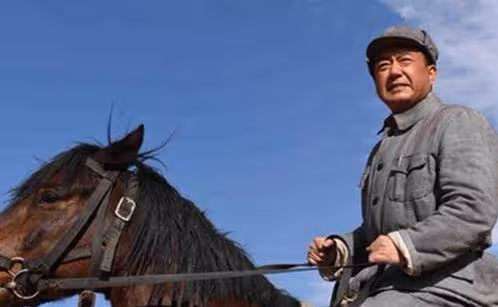 軍人出身的優秀演員,38歲進演藝圈,一生只為扮演好一個角色