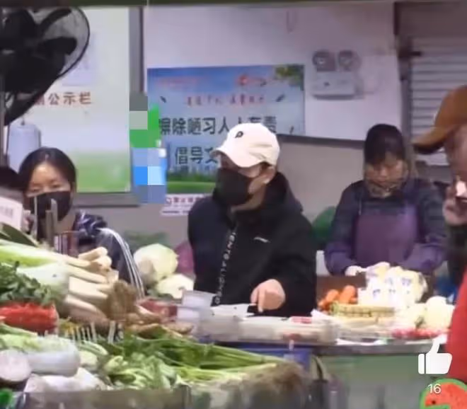 張頌文被曝已經結婚生子，去菜市場買菜打扮樸素，生活平常又簡單
