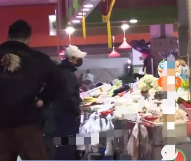 張頌文被曝已經結婚生子，去菜市場買菜打扮樸素，生活平常又簡單