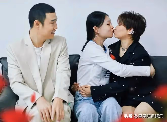小瀋陽曬全家福為老婆慶生,喊沈春陽大寶好甜,一家三口好幸福