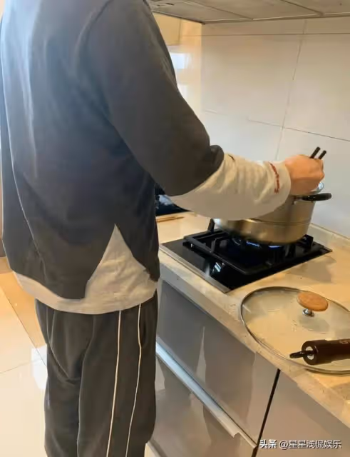 小瀋陽曬全家福為老婆慶生,喊沈春陽大寶好甜,一家三口好幸福