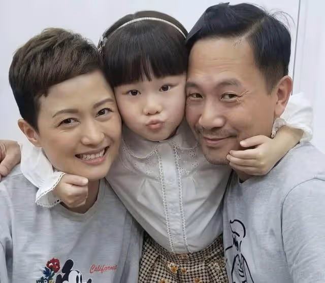 不容易!知名港星時隔數月終於與妻女團聚,去年一家三口移居泰國