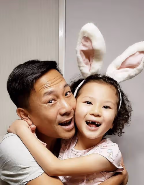 不容易!知名港星時隔數月終於與妻女團聚,去年一家三口移居泰國