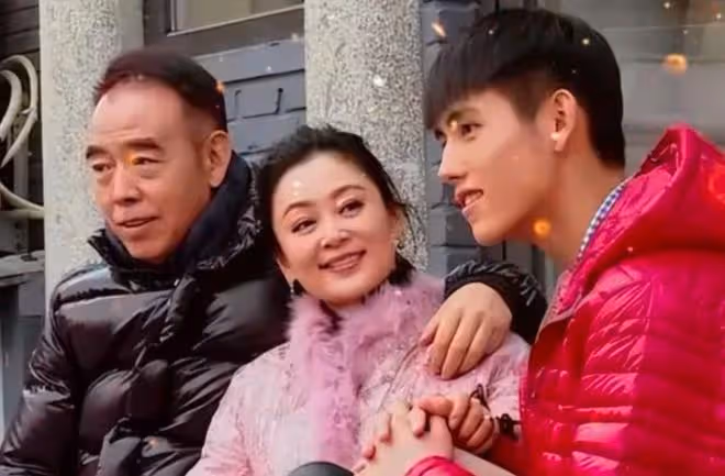 陳飛宇女網紅身份被扒，標籤是清華大學，陳凱歌上線不回應