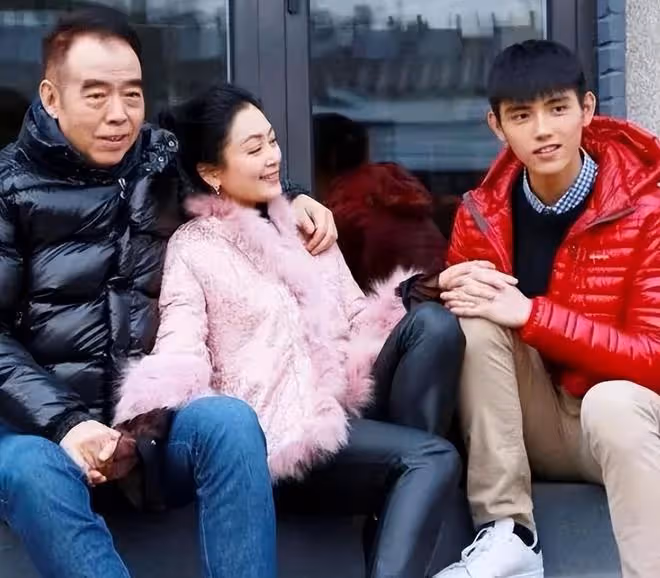 陳飛宇女網紅身份被扒，標籤是清華大學，陳凱歌上線不回應