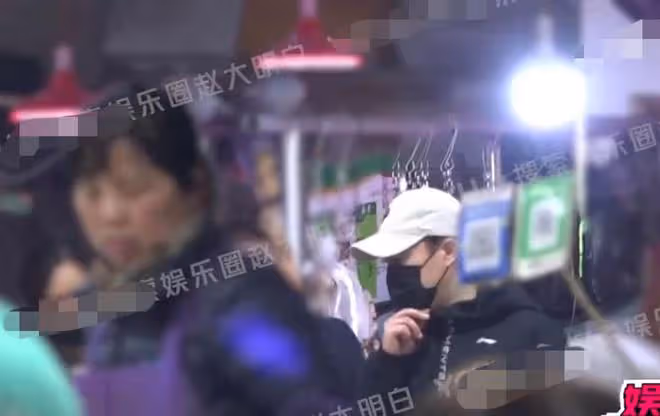 張頌文成功大火!現身菜市場被多位狗仔跟拍,穿198元外套太低調
