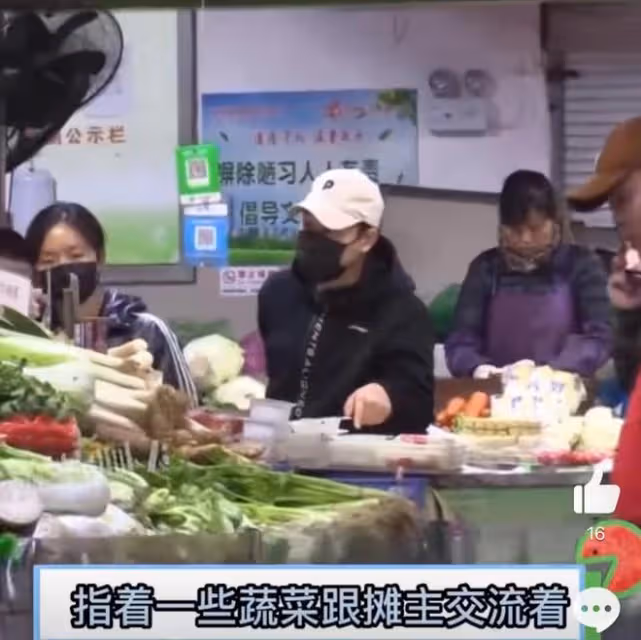 張頌文成功大火!現身菜市場被多位狗仔跟拍,穿198元外套太低調