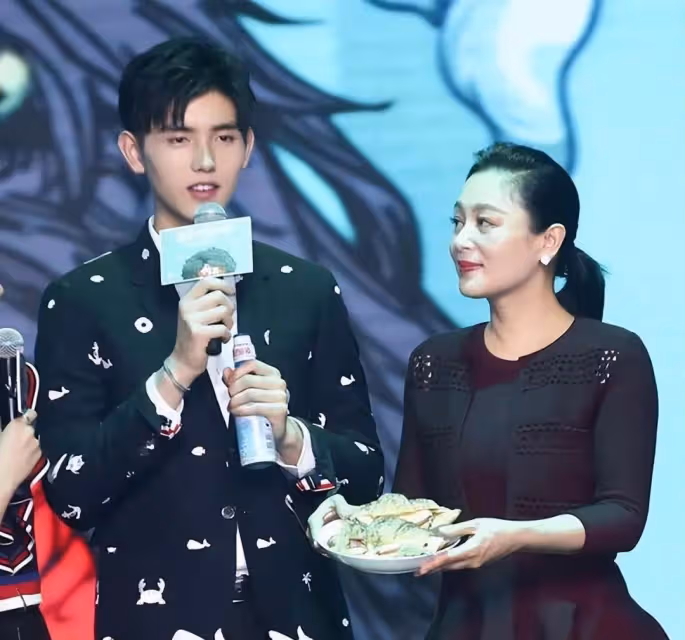 陳飛宇跟女網紅私密照曝光,女方被扒出是其站姐,長相甜美