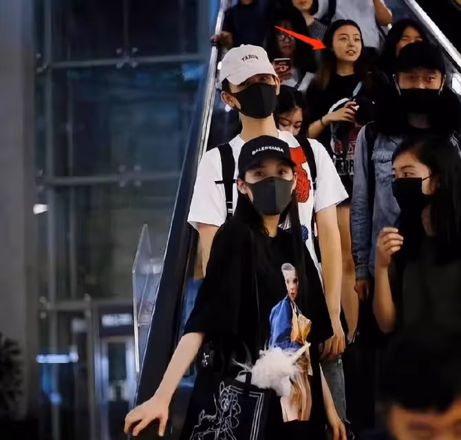 陳飛宇與女網紅親密照曝光,被批眼光太差,網友調侃女方不像陳紅