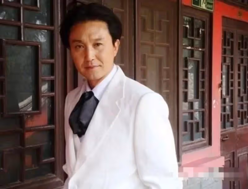吳剛攜兒子和老婆進劇組!61歲「晚節不保」,名和利都挽救不了他