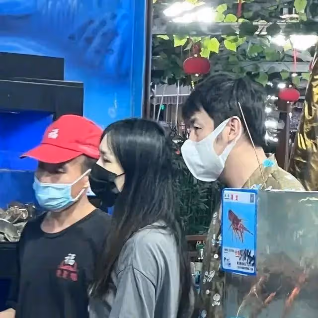 雷佳音一家三亞度假！與高顏值老婆罕同框，不知道點以為是父女