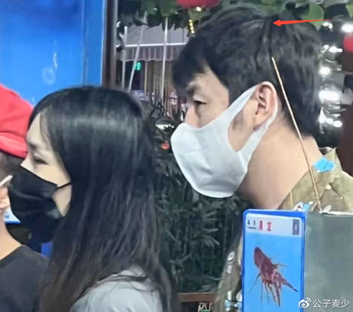 雷佳音一家三亞度假！與高顏值老婆罕同框，不知道點以為是父女
