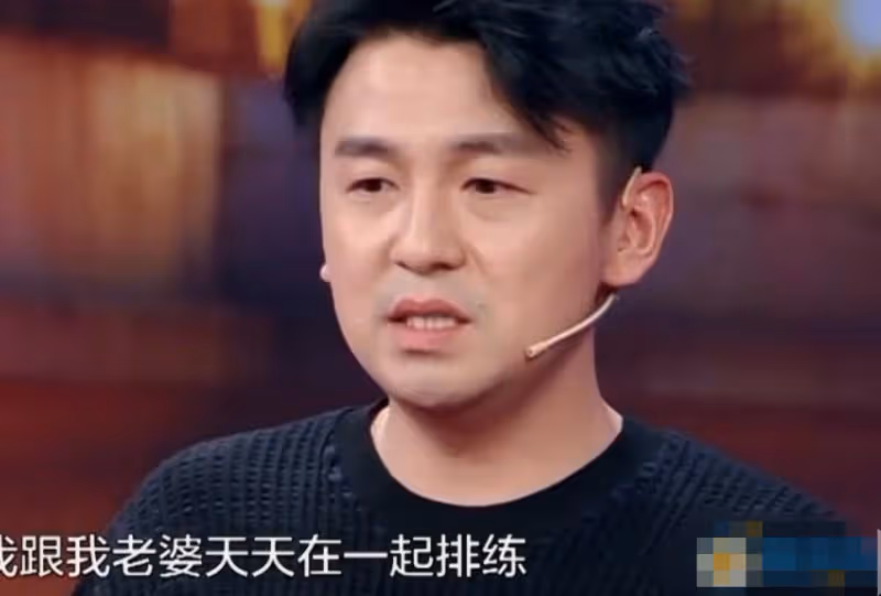雷佳音一家三亞度假！與高顏值老婆罕同框，不知道點以為是父女