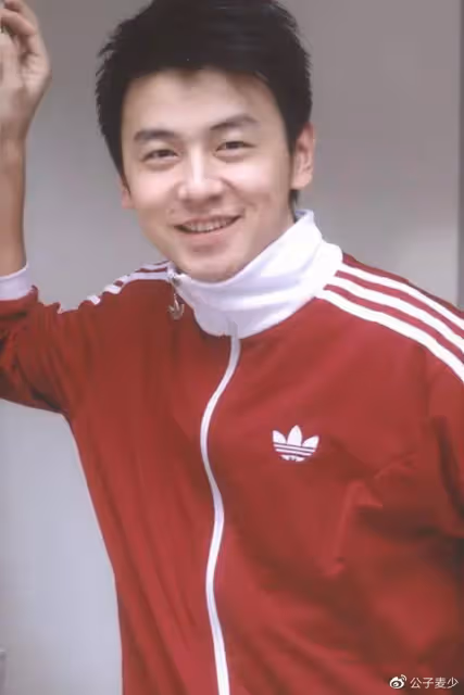 雷佳音一家三亞度假！與高顏值老婆罕同框，不知道點以為是父女