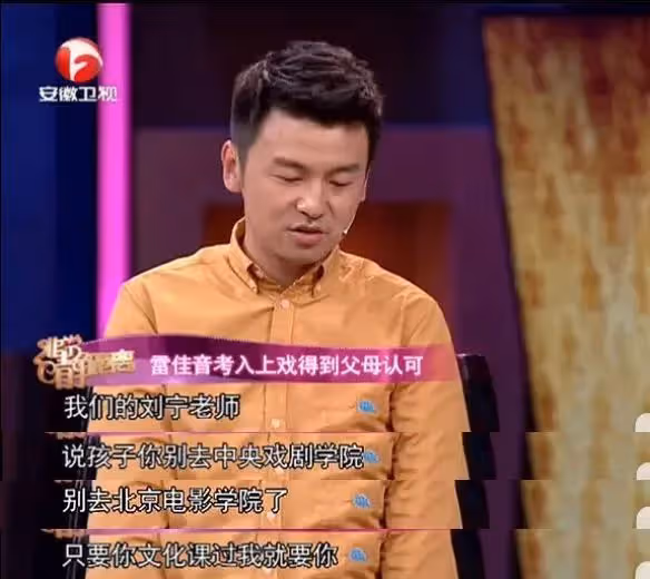 雷佳音一家三亞度假！與高顏值老婆罕同框，不知道點以為是父女