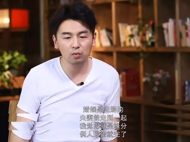雷佳音一家三亞度假!與高顏值老婆罕同框,不知道點以為是父女