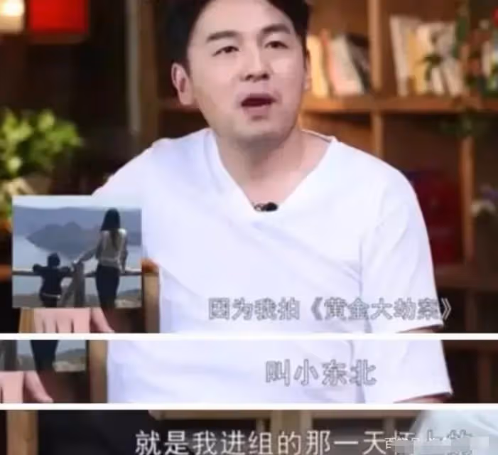 雷佳音一家三亞度假!與高顏值老婆罕同框,不知道點以為是父女