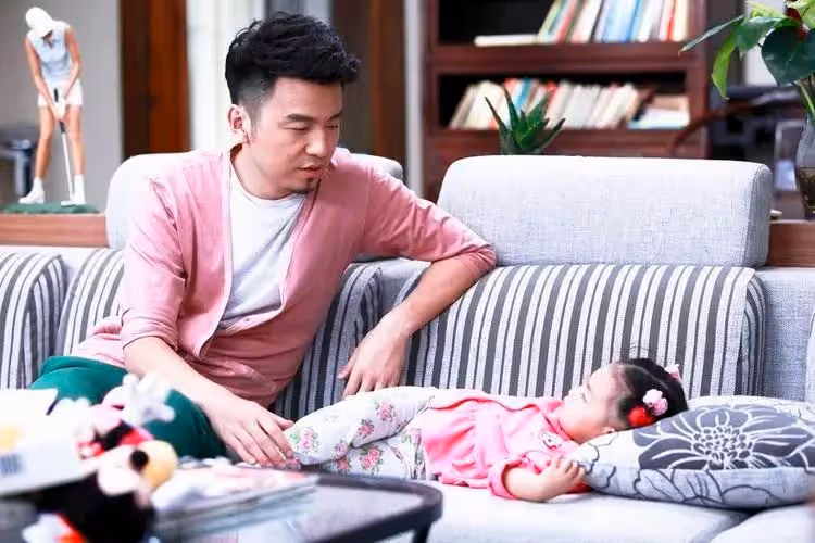 雷佳音一家三亞度假!與高顏值老婆罕同框,不知道點以為是父女
