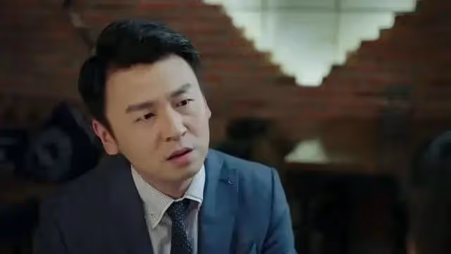 雷佳音一家三亞度假!與高顏值老婆罕同框,不知道點以為是父女