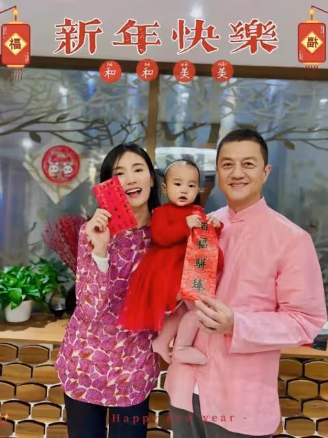 李亞鵬夫婦給小女兒戴假髮，1歲夏夏長發飄飄，太像童年姐姐李嫣
