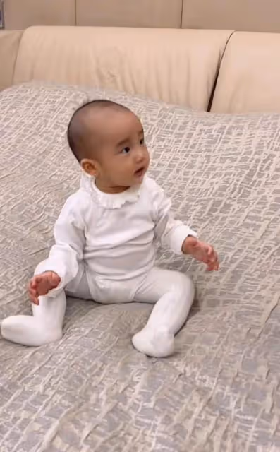 李亞鵬夫婦給小女兒戴假髮，1歲夏夏長發飄飄，太像童年姐姐李嫣