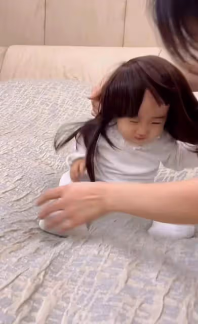 李亞鵬夫婦給小女兒戴假髮，1歲夏夏長發飄飄，太像童年姐姐李嫣