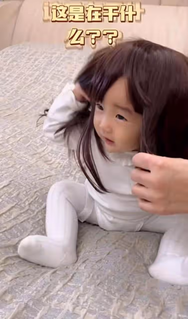 李亞鵬夫婦給小女兒戴假髮，1歲夏夏長發飄飄，太像童年姐姐李嫣