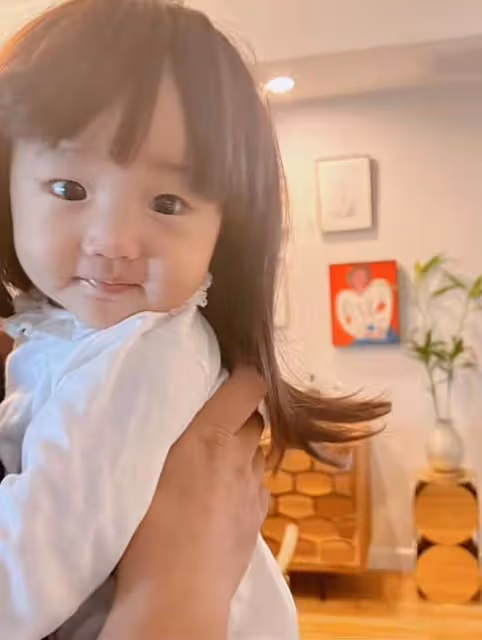 李亞鵬夫婦給小女兒戴假髮，1歲夏夏長發飄飄，太像童年姐姐李嫣