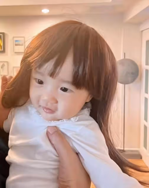 李亞鵬夫婦給小女兒戴假髮,1歲夏夏長發飄飄,太像童年姐姐李嫣