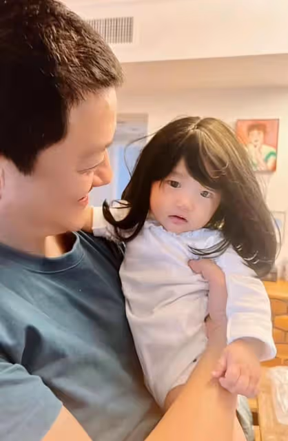李亞鵬夫婦給小女兒戴假髮,1歲夏夏長發飄飄,太像童年姐姐李嫣