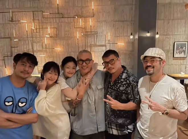大S攜具俊曄與小S聚會，摟著老公像人體掛件，狀態回春完勝小S