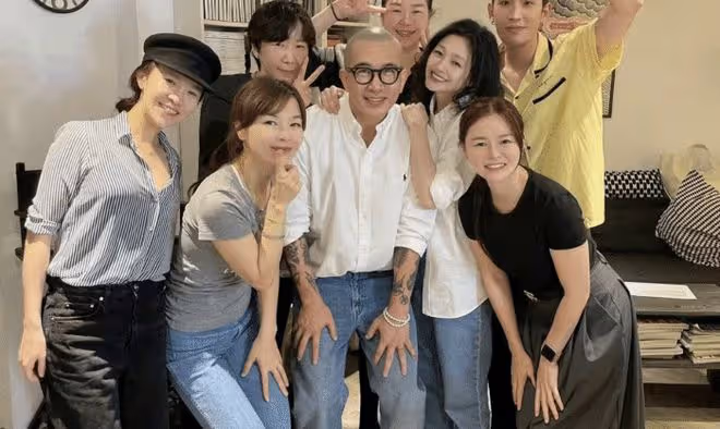 大S攜具俊曄與小S聚會,摟著老公像人體掛件,狀態回春完勝小S
