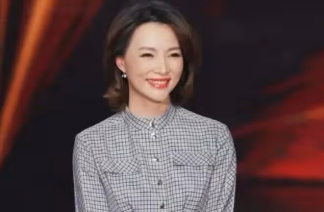 移民美國?54歲楊瀾在美授課,鬢角斑白不失優雅,富豪老公罕露面