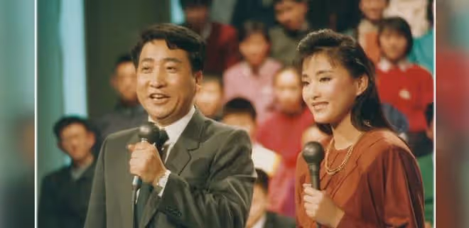 移民美國?54歲楊瀾在美授課,鬢角斑白不失優雅,富豪老公罕露面
