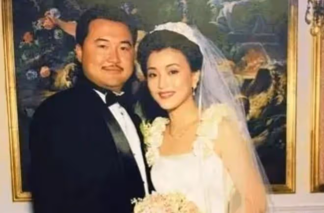 移民美國?54歲楊瀾在美授課,鬢角斑白不失優雅,富豪老公罕露面