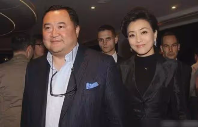 移民美國？54歲楊瀾在美授課，鬢角斑白不失優雅，富豪老公罕露面