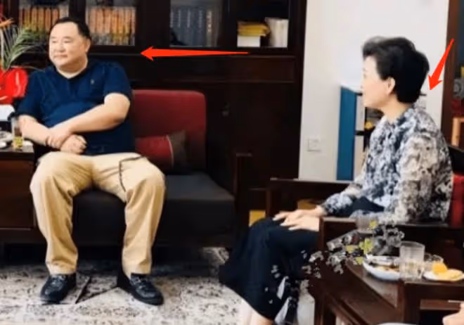 移民美國？54歲楊瀾在美授課，鬢角斑白不失優雅，富豪老公罕露面
