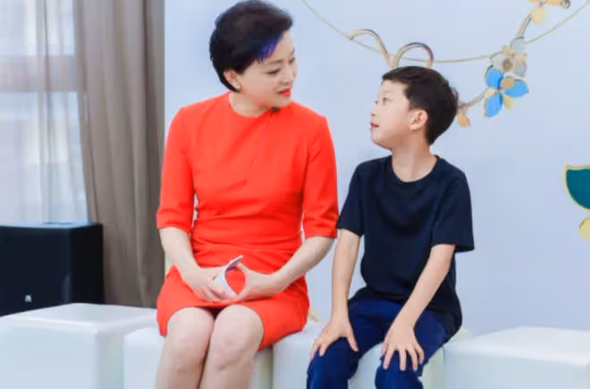 移民美國？54歲楊瀾在美授課，鬢角斑白不失優雅，富豪老公罕露面
