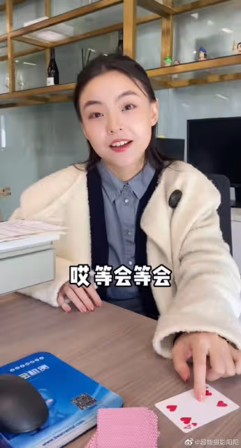 大瓜!全網熱議女網紅和22歲陳飛宇的親密照,被網友的評論笑翻了