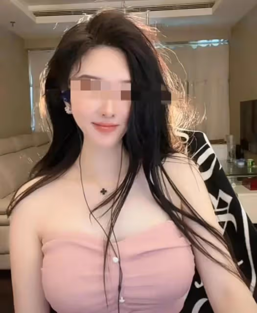 51歲大媽做主播,因穿著暴露直播被丈夫暴打,丈夫:她教壞女兒