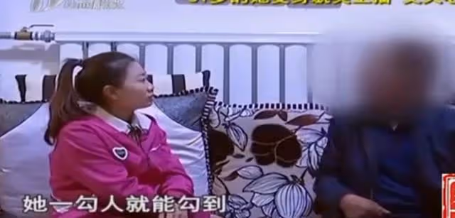 51歲大媽做主播,因穿著暴露直播被丈夫暴打,丈夫:她教壞女兒